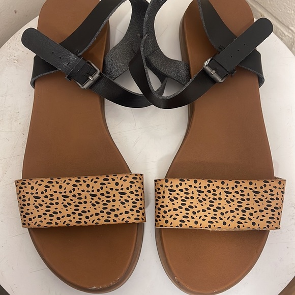 Stylish Black and Tan Sandals - Picture 2 of 2